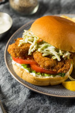 Ev yapımı yumuşak kabuklu yengeç sandviçi ve patates kızartması.