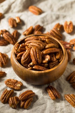 Ev yapımı organik kabuklu fındıklar.