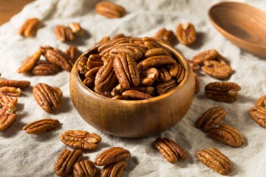 Ev yapımı organik kabuklu fındıklar.