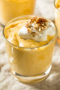 Ev yapımı kremalı tatlı kabak pudingi.