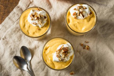 Ev yapımı kremalı tatlı kabak pudingi.