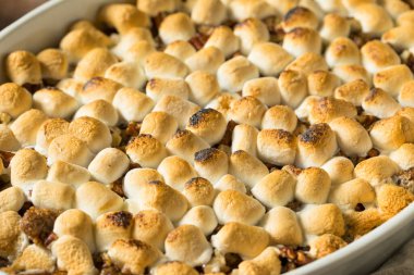 Ev yapımı, cevizli ve şekerli patates güveci.