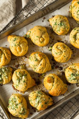 Maydanozlu ev yapımı sarımsaklı ekmek.