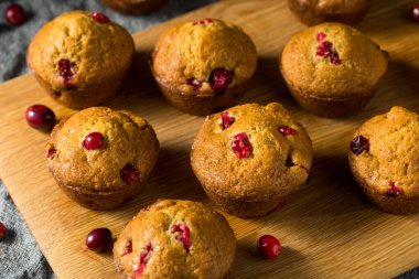 Portakal aromalı ve meyveli ev yapımı kızılcık kekleri.