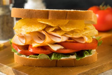 Ev yapımı hindili sandviç, domates ve marullu.