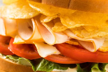 Ev yapımı hindili sandviç, domates ve marullu.