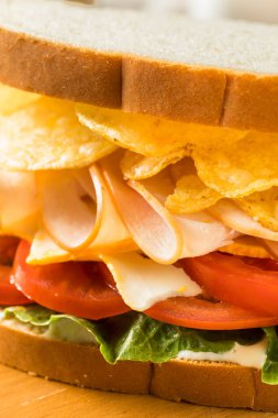 Ev yapımı hindili sandviç, domates ve marullu.