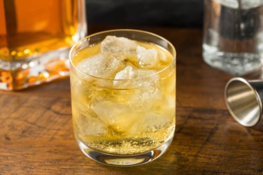 Viski ve soda bardakta buzlu olsun.