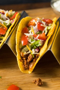 Ev yapımı sığır eti, Marul ve domatesli sert kabuklu taco.