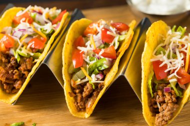 Ev yapımı sığır eti, Marul ve domatesli sert kabuklu taco.
