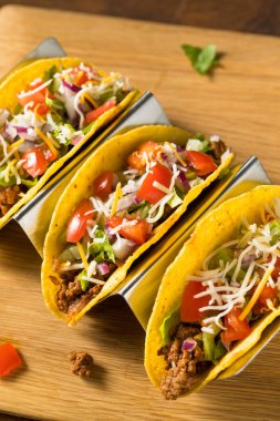 Ev yapımı sığır eti, Marul ve domatesli sert kabuklu taco.