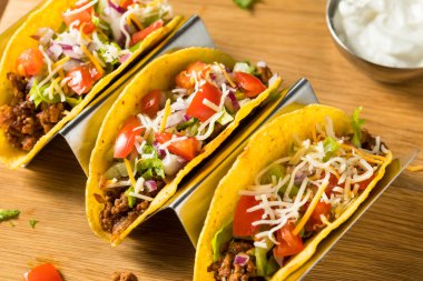 Ev yapımı sığır eti, Marul ve domatesli sert kabuklu taco.