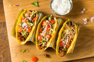 Ev yapımı sığır eti, Marul ve domatesli sert kabuklu taco.