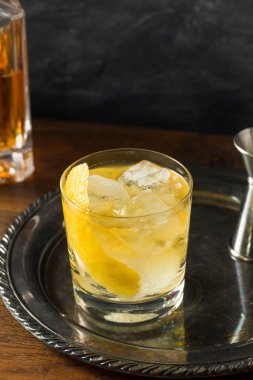 Buzlu ve limonlu Whiskey Soda
