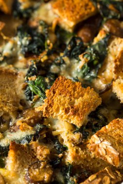 Yumurta peyniri ve kaleli ev yapımı tuzlu ekmek pudingi.