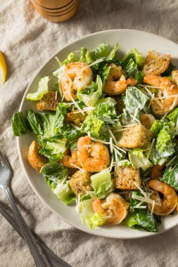 Romaine ve Crouton 'lu ev yapımı karides Sezar Salatası