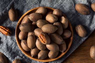 Kase içinde çiğ organik fındık.