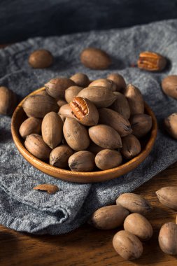 Kase içinde çiğ organik fındık.