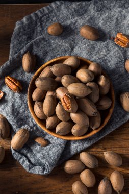 Kase içinde çiğ organik fındık.