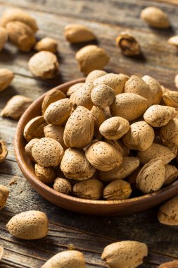 Kase içinde çiğ organik badem.