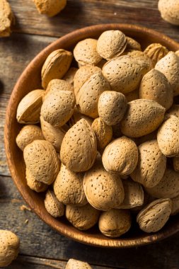 Kase içinde çiğ organik badem.