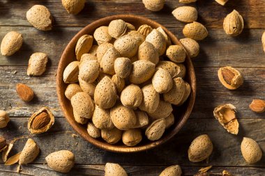 Kase içinde çiğ organik badem.