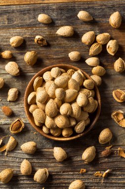 Kase içinde çiğ organik badem.