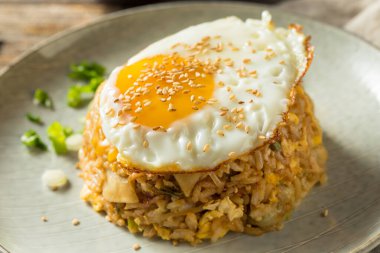 Ev yapımı patates kızartması. Yumurtalı pilav.