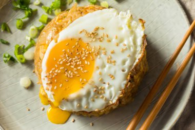 Ev yapımı patates kızartması. Yumurtalı pilav.