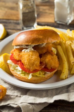 Lahana salatası ve patates kızartmalı ev yapımı karidesli sandviç.