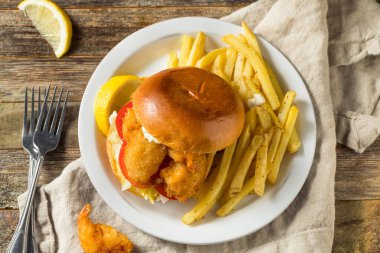 Lahana salatası ve patates kızartmalı ev yapımı karidesli sandviç.