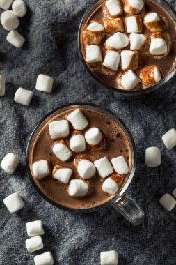 Mini marshmallowlu ev yapımı sıcak çikolata.