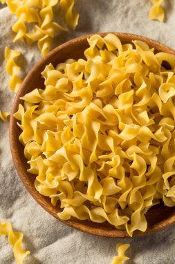 Çiğ yumurta eriştesi Pişirmeye hazır