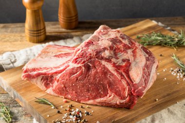 Çiğ kırmızı pirzola, tuzlu ve biberli.