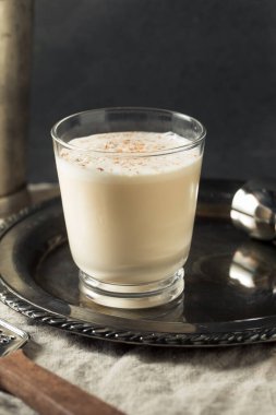 Nutmeg ile Ev Yapımı Ayyaş Brandy Süt Punch Kokteyli