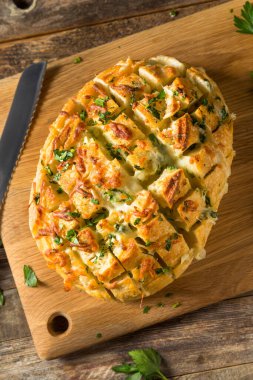 Ev yapımı peynirli, sarımsaklı, maydanozlu ekmek.