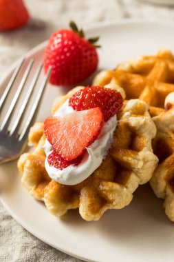 Ev yapımı Belçika şekerli ve çilekli waffle.