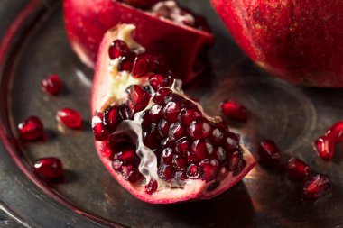 Çiğ kırmızı organik nar tohumları yemeye hazır.