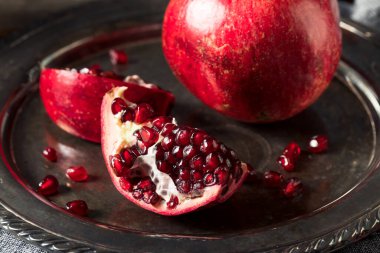 Çiğ kırmızı organik nar tohumları yemeye hazır.