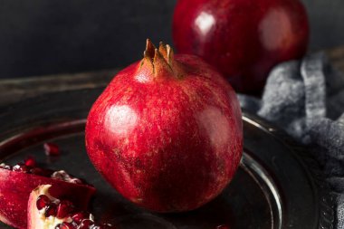 Çiğ kırmızı organik nar tohumları yemeye hazır.