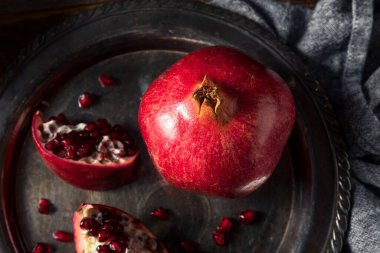 Çiğ kırmızı organik nar tohumları yemeye hazır.