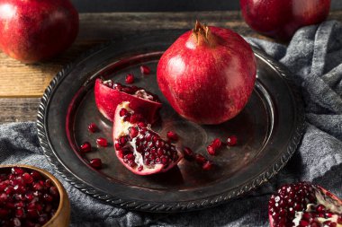 Çiğ kırmızı organik nar tohumları yemeye hazır.