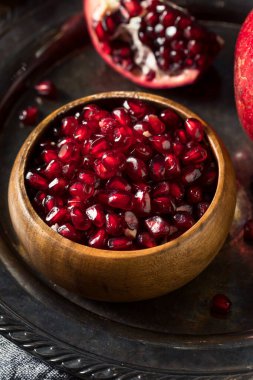 Çiğ kırmızı organik nar tohumları yemeye hazır.
