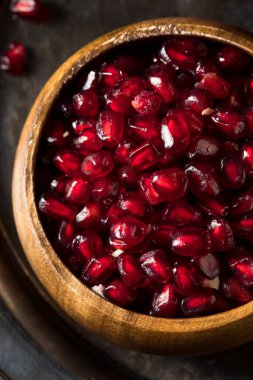 Çiğ kırmızı organik nar tohumları yemeye hazır.