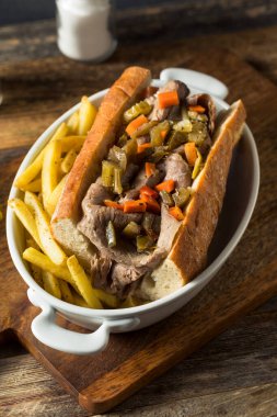 Giardanarra ve patates kızartmalı ev yapımı İtalyan biftekli sandviç.