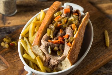 Giardanarra ve patates kızartmalı ev yapımı İtalyan biftekli sandviç.