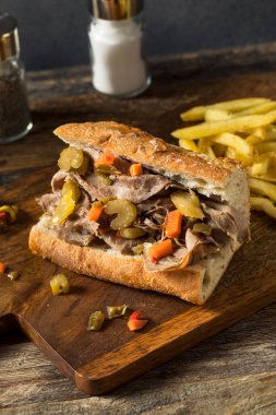Giardanarra ve patates kızartmalı ev yapımı İtalyan biftekli sandviç.
