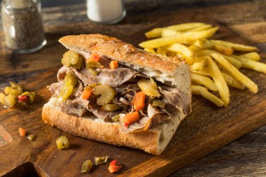 Giardanarra ve patates kızartmalı ev yapımı İtalyan biftekli sandviç.