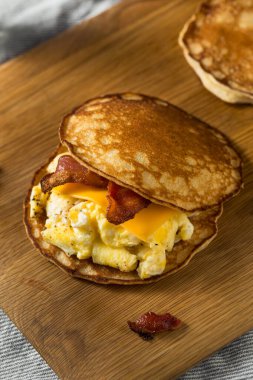 Ev yapımı Pankek Kahvaltı Pastırmalı Yumurtalı Sandviç