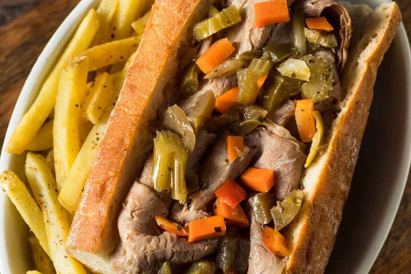 Hausgemachtes Chicago Italian Beef Sandwich Mit Giardanarra Und Pommes — Stockfoto